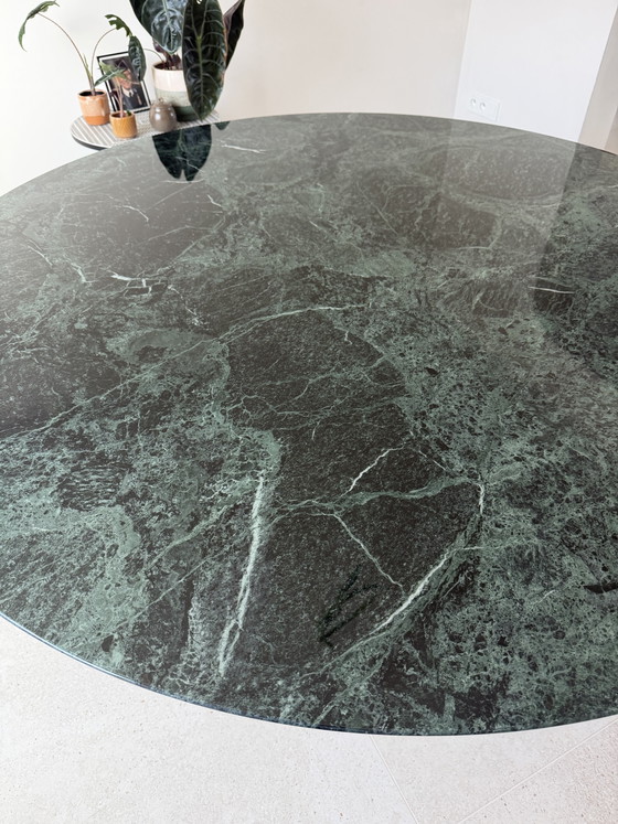 Originele Alpe Verdi Knoll Tulip Eettafel 137 Rond Nieuwstaat!! Eero Saarinen Wit/Zwarte Poot – Marble (photo 5 of 15)