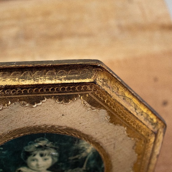 Image 1 of Cornice ottagonale fiorentina d'epoca con stampa raffigurante Miss Jane Bowles e il suo cane, opera di Joshua Reynolds.