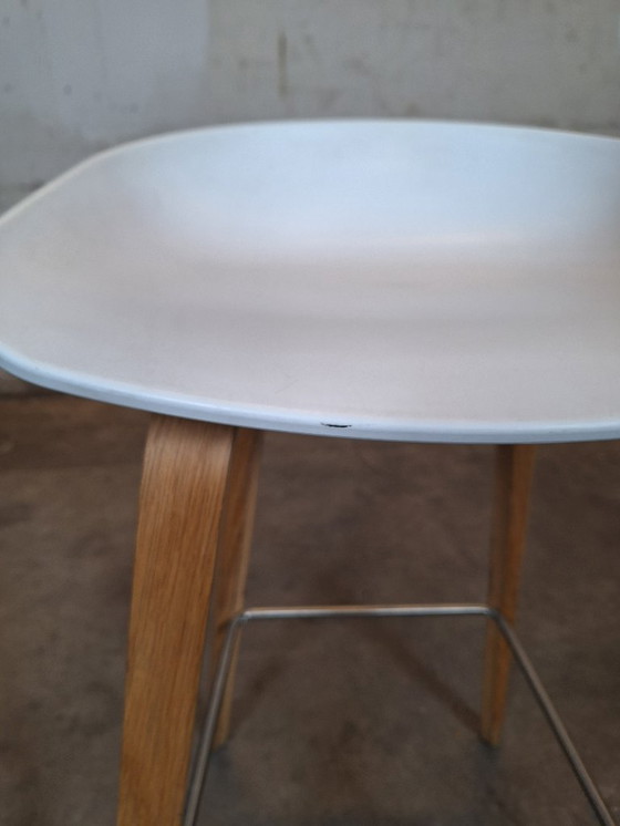 Image 1 of HAY AAS32 Designerhocker – Weißer Sitz & Eichengestell