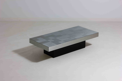 Table basse géométrique avec surface en métal brossé