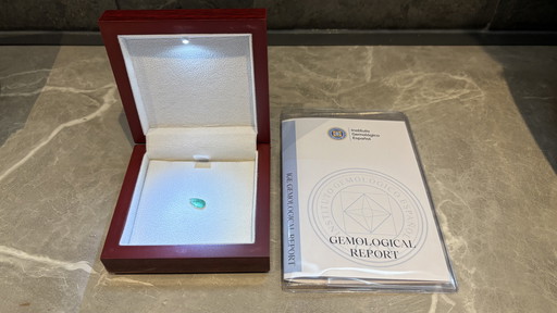 Beautiful Green Emerald - 2.15 ct - with certificate