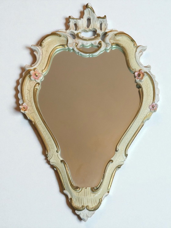 Image 1 of Set aus 2 Florentiner Barock Wandspiegeln 55×36 cm – Italien Vintage 1950–1970 – handbemaltes Holz mit Craquelé & Pastellblüten 