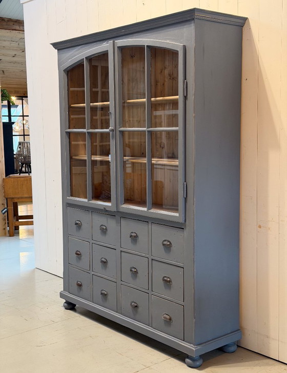 Image 1 of Vetrina grigia con ante in vetro e 12 cassetti | Mobile buffet