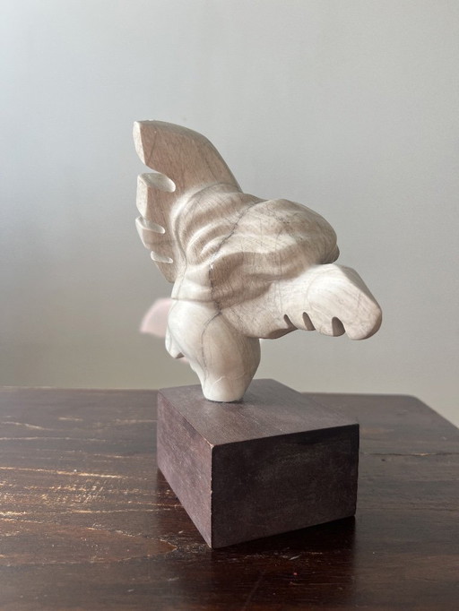 Efraín Callisaya – « Chaski » (2005) Sculpture en marbre