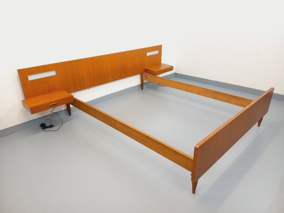 Image 1 of Lit double vintage style scandinave en teck des années 60 avec chevets suspendues et lampes intégrées