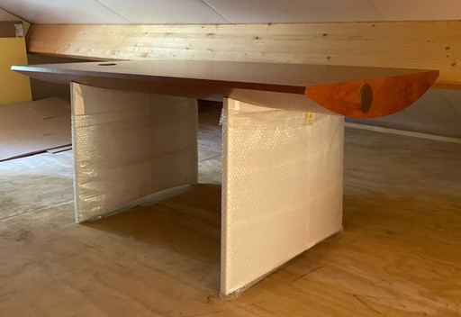 Jaren 80 stijl directie-bureau, houtfineer blad en witte, kunststof poten, gemaakt door meubelmaker