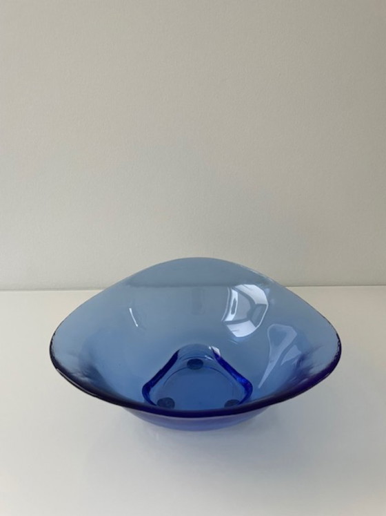 Image 1 of Ciotola in vetro dal design vintage, di un blu brillante, dalla forma triangolare organica.