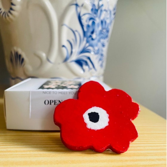 Image 1 of Broche coquelicot rouge en bois faite à la main, style Marimeko