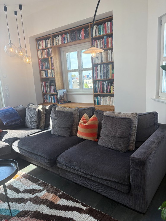 Image 1 of Canapé Roche Bobois Long Island, confortable et élégant, avec revêtement en velours côtelé gris foncé
