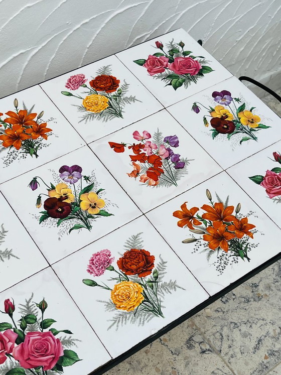 Image 1 of Vintage salontafel van smeedijzer met bloemmotief op de tegels.
