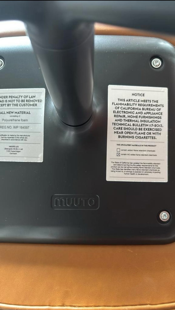 Image 1 of Sedia da pranzo con braccioli in pelle Muuto Fiber. Base girevole