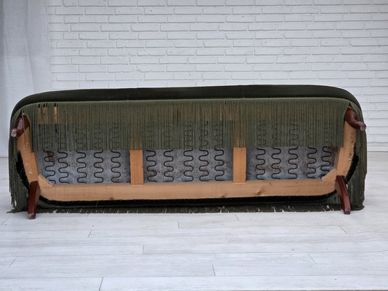 Image 1 of Anni '70, divano danese a 3 posti, velluto per mobili, gambe in legno di faggio, condizioni originali.