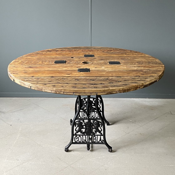 Image 1 of Vintage Industriële Eettafel – Eikenhout – Gietijzer