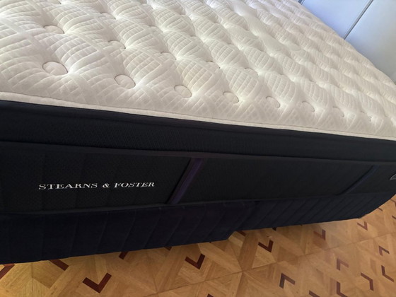 Stearns & Fosters bed met hoofdbord + bedbodem + matras – Tweepersoonsbedden, Textile (photo 7 of 10)