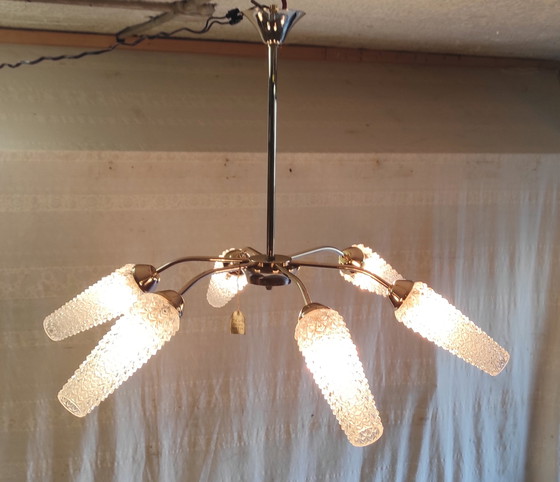 Image 1 of Lampadario a sei luci in metallo placcato oro con paralumi a tulipano in vetro - anni '50/'60