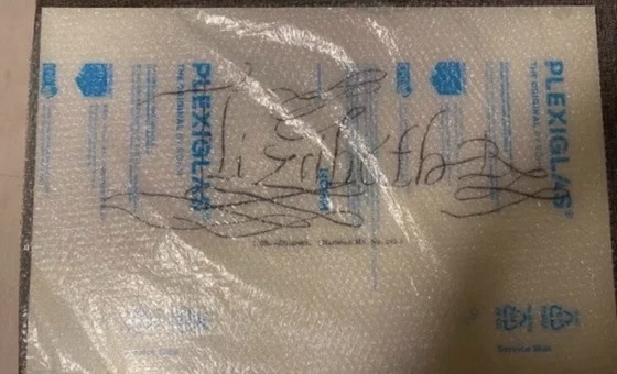 Image 1 of Firma de la reina Isabel