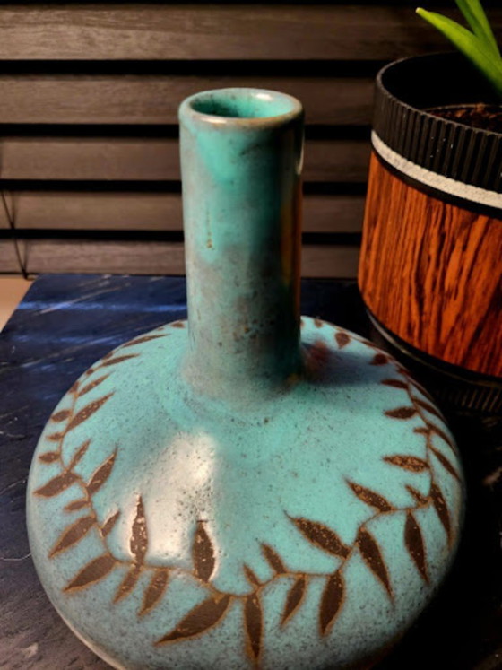 Image 1 of Vaso vintage in terracotta, con design astratto e decorazione a foglie.