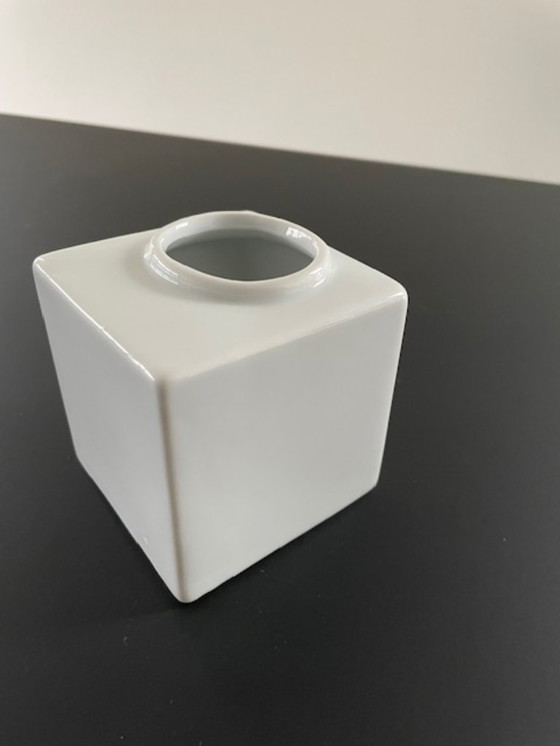 Image 1 of Jarrón cúbico Serax: diseño elegante en cerámica blanca.