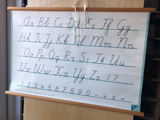 Image 1 of Tabella di scrittura scolastica vintage - numeri e lettere - fronte-retro 100 x 66 Wolters Noordhoff come nuova