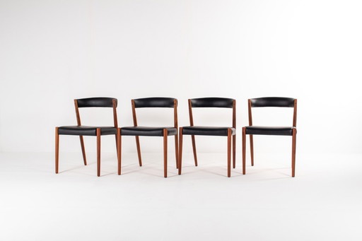 Juego de cuatro sillas de comedor danesas de teca, recién tapizadas en escay negro, década de 1960