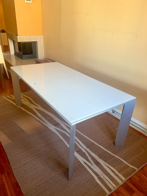 Mesa de diseño de cristal