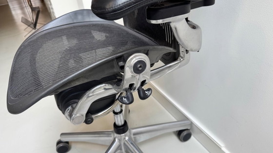 Image 1 of Herman Miller Aeron bureaustoel met chroom onderstel