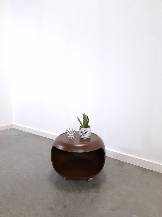 Table basse ronde Space Age marron sur roulettes avec compartiment ouvert – Tables basses, Plastic, Metal (photo 3 of 14)