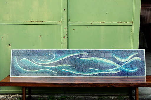 Très grand Tableau mosaïque en résine en verre, aux formes de vagues bleues, années 1970.