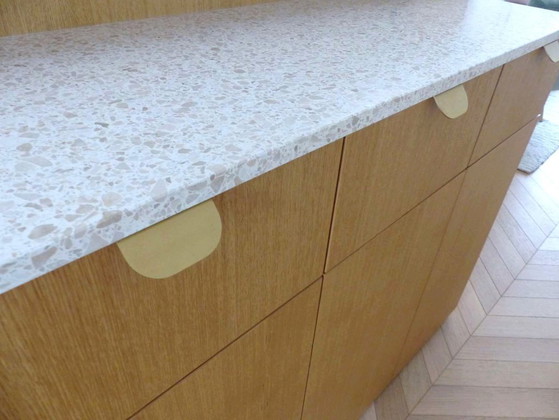 Image 1 of Moderne Bar aus massiver Eiche und doppelter Terrazzo-Arbeitsplatte – Einzigartiges Stück
