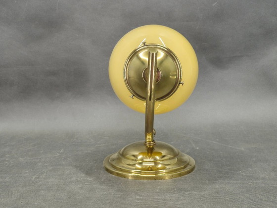 Image 1 of Tsjechische art-deco wandlamp van messing en champagneglas uit de jaren 1930.