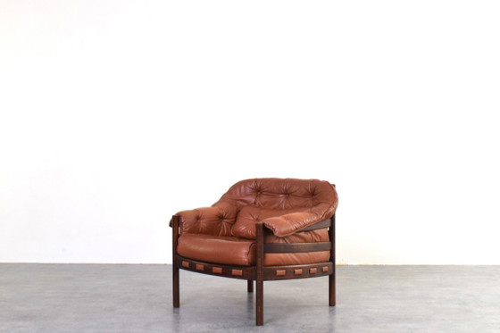 Sillones de roble y cuero de mediados de siglo, diseñados por Arne Norell para Coja en la década de 1960. (photo 6 of 16)