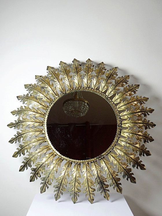 Image 1 of Gran espejo mural italiano con forma de sol radiante, de metal dorado, años 60-70.