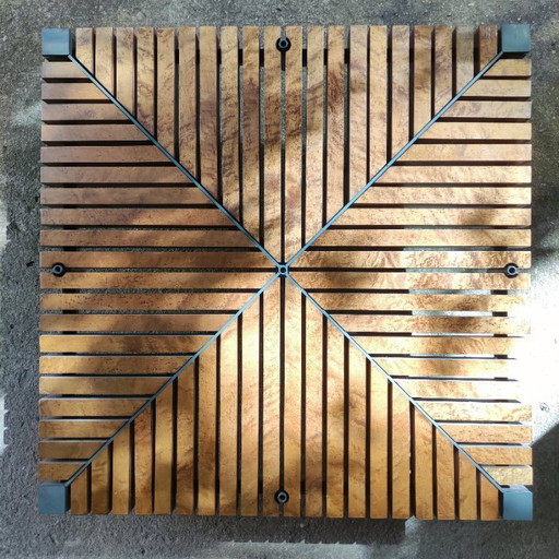 Design salontafel met metalen frame en fineerhout