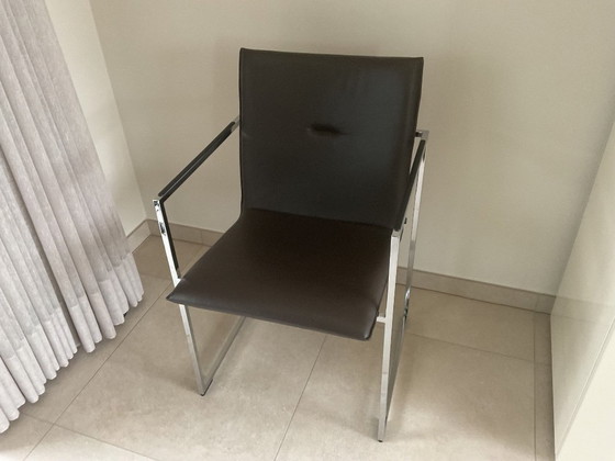 Image 1 of Tafel LANCE in Amerikaanse noten en 6 stoelen