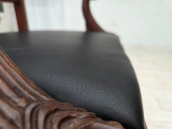 Image 1 of Jaren 1920-1930, Set van 2 fauteuils, ontwerp naar Georges Jacob, gesneden teakhout, leer, opnieuw gestoffeerd.