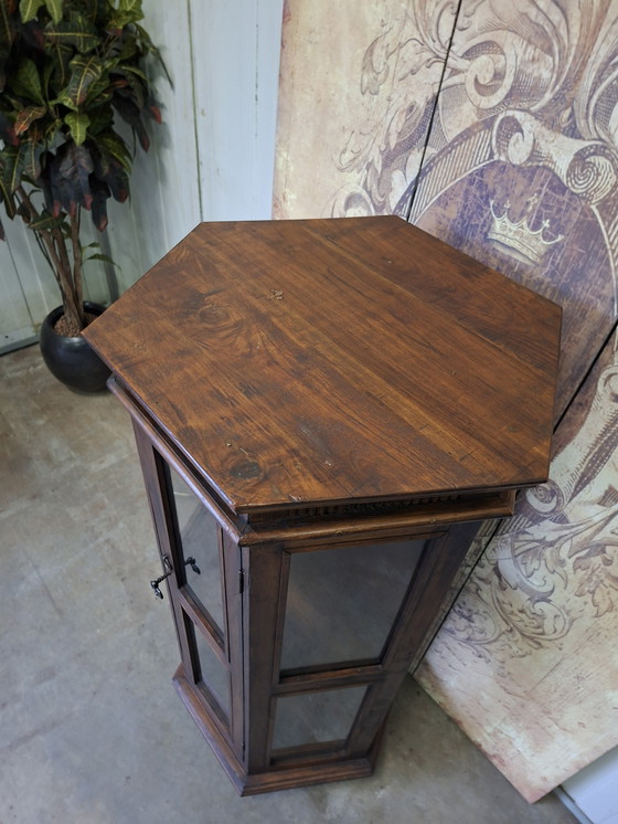 Image 1 of Vetrina esagonale in teak scuro, vetrina, bancone per whisky, cantinetta per vino, dimensioni 61x55 cm e altezza 120 cm.