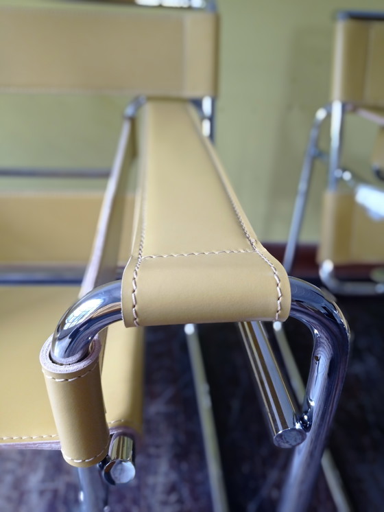 Image 1 of Knoll Wassily B3 2 Fauteuils en cuir ambré neufs et inutilisés Par Marcel Breuer