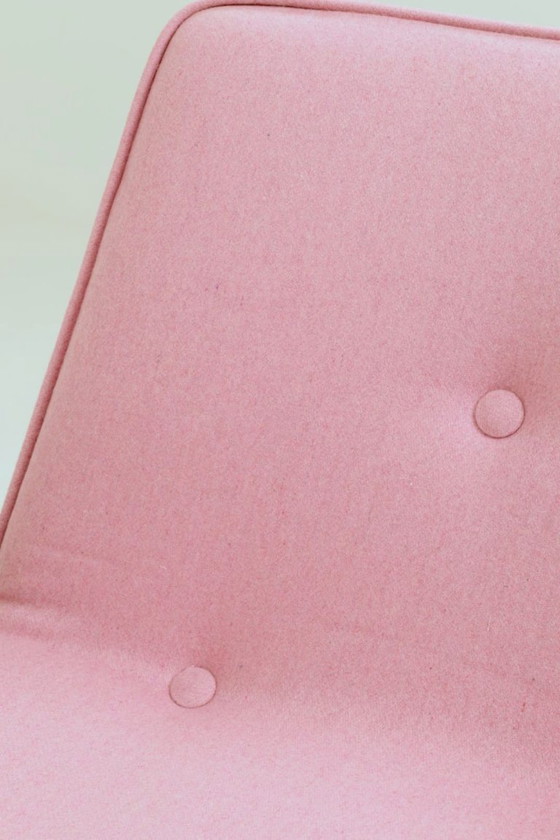 Image 1 of Roze fauteuil, vintage pastelkleurige wollen stof, eikenhout