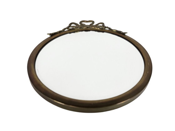 Image 1 of Ronde spiegel met strik - koper - glas - Hollywood Regency - 3e helft 20e eeuw