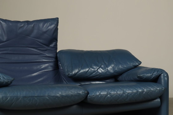 Image 1 of Deux canapés deux places Cassina Maralunga en cuir bleu, par Vico Magistretti, Italie 1973 Standard
