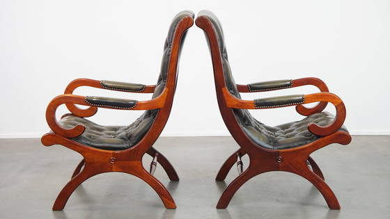 Image 1 of 2 poltrone Chesterfield inglesi in pelle di mucca verde con legno