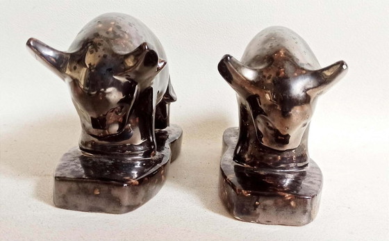 Image 1 of Een paar boekensteunen uit de jaren 60 met een gestileerd stierenontwerp.