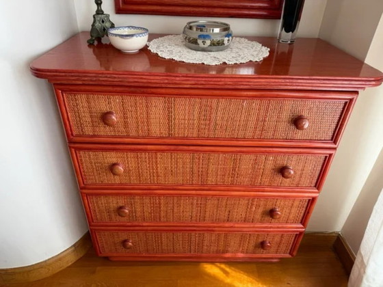 Image 1 of CONJUNTO COMPLETO Roche Bobois "Le Rotin Prestige" 80s – Cómoda + Espejo + Silla + Lámpara