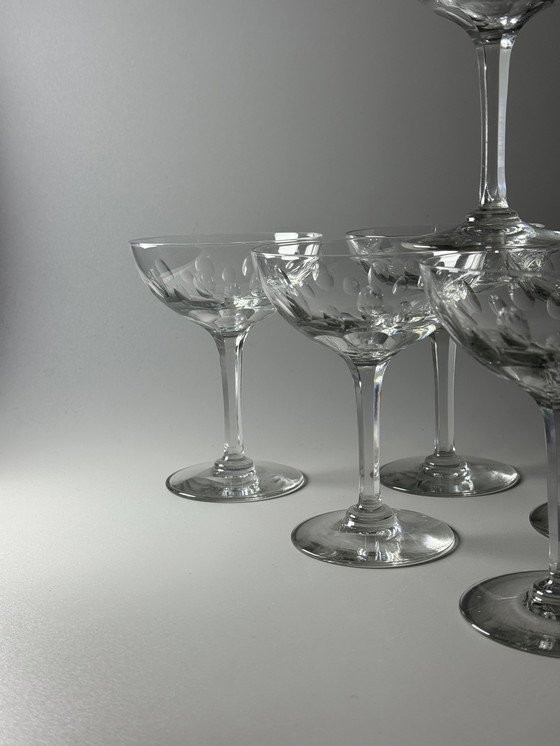 Image 1 of Set van 8 Art Deco champagnecoupéglazen (jaren 1920-1930) – halfkristal, handgegraveerd