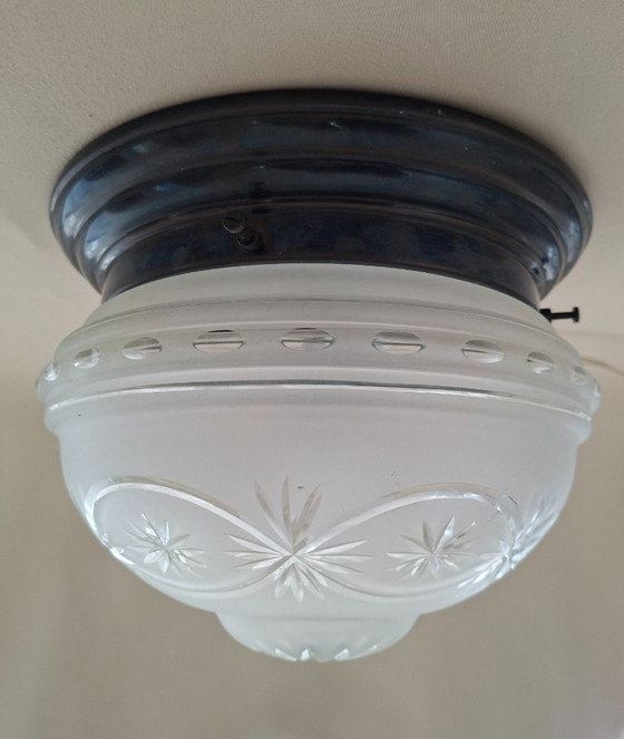 Image 1 of Wunderschöne Art-Deco-Deckenleuchte aus mattiertem und geschliffenem Glas.