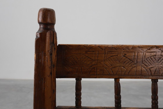 Image 1 of Spanischer, handgeschnitzter Eichenstuhl aus dem 19. Jahrhundert mit Velourssitz