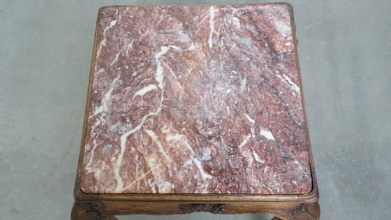 Image 1 of Ancienne table d'appoint carrée française de la fin du XVIIIe siècle avec cadre en bois et plateau en marbre