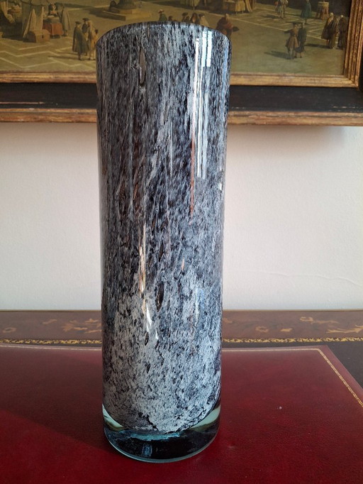 Grote rolvaas van geblazen glas met gespikkelde grijs/paarse camaieu-decoratie