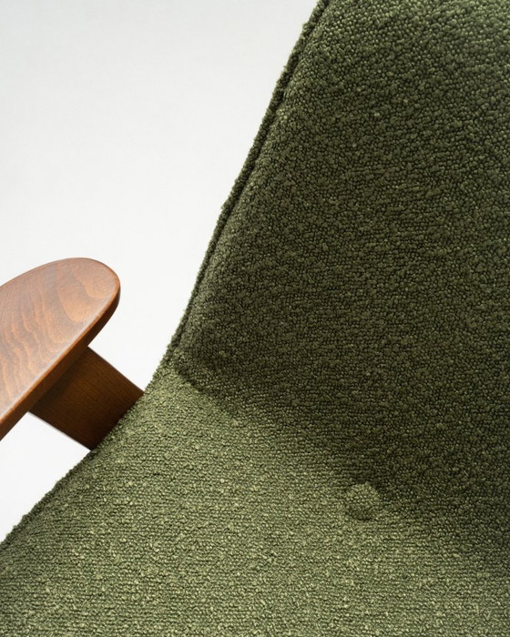 Image 1 of Set van 2 iconische Poolse mid-century vintage fauteuils, model 366 van J. Chierowski, in bouclé, voor kleine ruimtes.