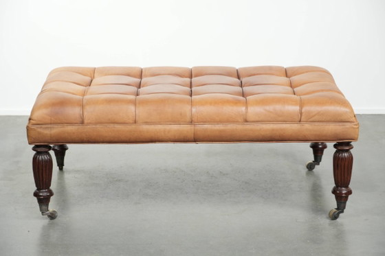 Image 1 of Grand pouf/table basse XXL en peau de mouton sur roulettes, de style Chesterfield anglais classique.